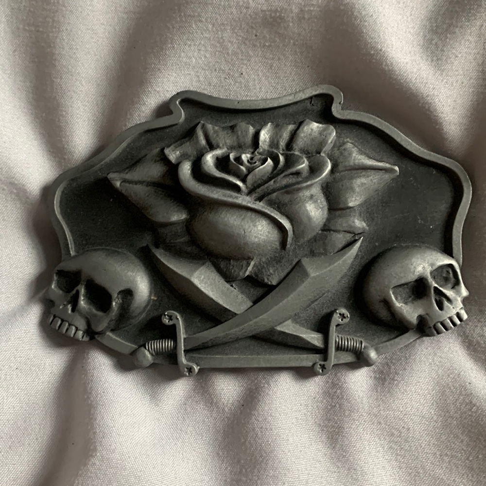 Skulls, swords, and rose solid metal belt buckle